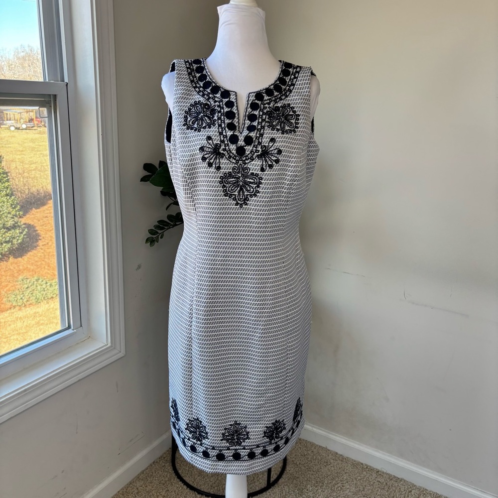 BN2 Katherine Kelly Embroidered Sheath Dress Cocktail Party Navy & White Size 6